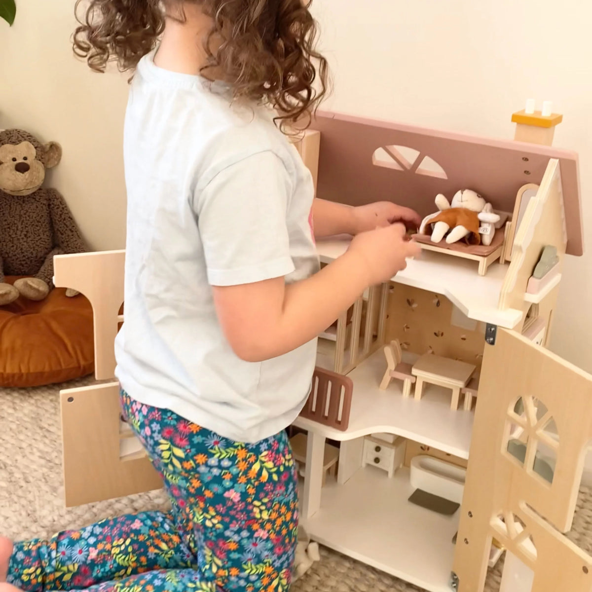 Speedy Monkey | Flower Cottage with Starter Furniture Set